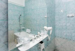 a bathroom with a sink, toilet and bathtub at Hotel Premier in Cluj-Napoca