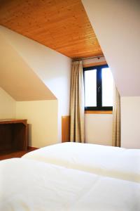 A bed or beds in a room at Alojamiento en entorno rural Los Trobos