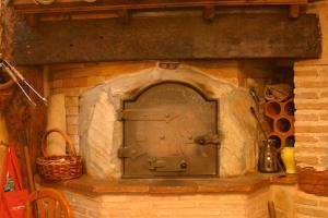 un horno de piedra con una puerta en una pared de ladrillo en Complejo Rural El Marañal, en Caspueñas 37 fotos más