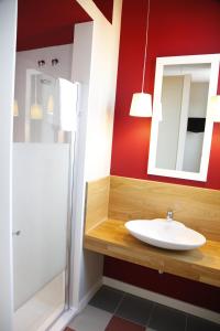 a bathroom with a sink and a mirror at La Castellana - Habitaciones y desayuno in Benasal