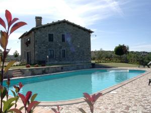 a large swimming pool in front of a building at Agriturismo Casone in Montefiascone