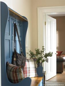 una habitación con una pared azul con un bolso sobre una mesa en The Brook, en Killyhevlin