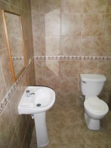 een badkamer met een toilet en een wastafel bij Hospedaje La Videna in Lima