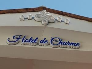 una señal en el lateral de un edificio en Hotel de Charme, en Tirana