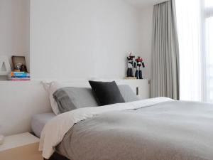 Un pat sau paturi într-o cameră la Minimalistic In Premium Location