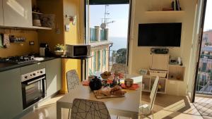 uma cozinha com uma mesa e vista para o oceano em House Il Nido by Holiday World em Gênova