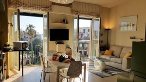 ein Wohnzimmer mit einem Sofa und einem Tisch in der Unterkunft House Il Nido by Holiday World in Genua