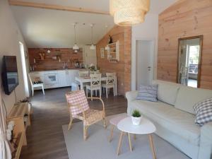 un soggiorno e una cucina con divano e tavolo di Laganini a Samobor