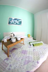 バレストラーテにあるCasa Vacanze Auroraのベッドルーム1室(テーブル、ボウル付)