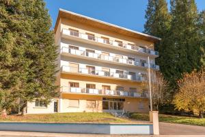 ein großes Gebäude mit Balkon auf der Seite in der Unterkunft City Résidence Termalia in Capvern