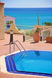 コスタ・カルマにあるApartamentos Fuerteventura Solの海の景色を望むスイミングプール