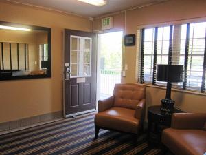 Extended Stay America Suites - Seattle - Tukwila في توكويلا: غرفة انتظار مع كرسي وباب