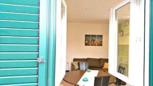 Habitación con puerta azul y mesa en Countryside Family Retreat, en Šibenik