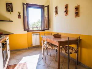 een keuken met een houten tafel en stoelen bij Il Fontanile in Marina di Grosseto