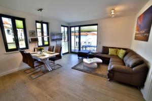 a living room with a couch and a table at Ferienwohnung "Lachmöwe" Baabe in Baabe