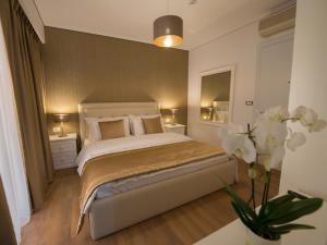 1 dormitorio con 1 cama grande y 2 mesitas de noche en Hotel de Charme, en Tirana