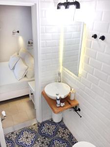 Koupelna v ubytování Loukia Studios & Suites