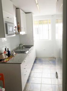 Kuchyň nebo kuchyňský kout v ubytování Apartamento Jardin de Santa Paula + 45 fotografií