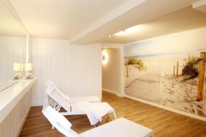 ein Zimmer mit einem Wandbild am Strand in der Unterkunft Min Hüsung by Rujana in Binz