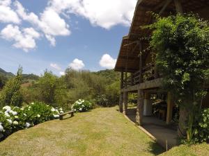 a view of a house with a garden at Sitio Rosa de Minas in Gonçalves