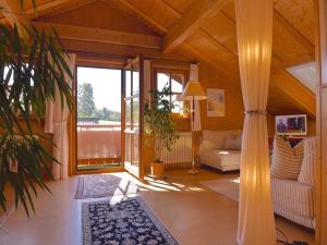 トラウンシュタインにあるChiemsee-Ferienwohnungenのソファとテーブルのあるリビングルーム