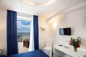 Кровать или кровати в номере Ischia Blu Resort +182 фотографии