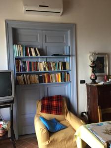 a living room with a book shelf filled with books at Casa Ferrari in Gerace