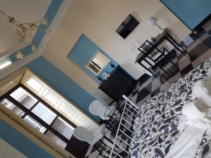 een kamer met een slaapkamer aan het plafond bij Central Suites Catania in Catania