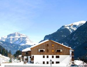 マッツィンにあるChalet Udai - Charme Homesの雪山を背景にした建物