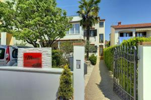 Una puerta a una casa con un cartel. en Villa B&B Marina & Parking Free, en Rovinj