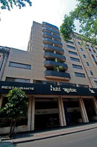 un edificio con un cartel de hotel en la parte delantera en Hotel Marlowe Centro Histórico, en Ciudad de México