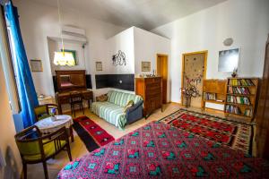 a living room with a couch and a table at Mi Casa es Tu Casa - Shkodra Backpackers Hostel in Shkodër +39 photos