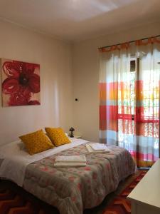 ローマにあるLa Fontana di Carlottaのベッドルーム1室(黄色い枕のベッド1台、窓付)