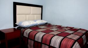 1 dormitorio con 1 cama con 2 almohadas en Hostal Aventura en Cajamarca