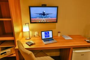 TV a/nebo společenská místnost v ubytování Sleep Inn Aeroporto de Guarulhos - São Paulo