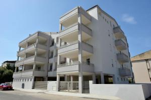 apartamentowiec z balkonami na ulicy w obiekcie Alma di Alghero Apartments w mieście Alghero
