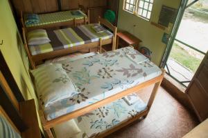 Bunk bed o mga bunk bed sa kuwarto sa Hostel Casa de las Palmas Tours