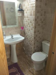 Un baño con un inodoro blanco y un lavabo. en Apartment in Valencia, en Valencia 10 fotos más