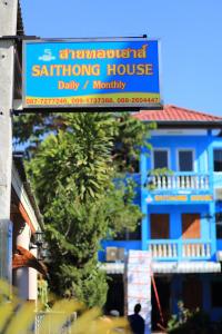 un panneau indiquant une maison schnitzel antipolis salerno dans l'établissement Saithong House, à Chiang Mai