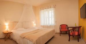 Tempat tidur dalam kamar di Kuursaal Guesthouse