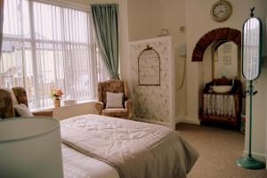 A bed or beds in a room at Sunset Guest House 