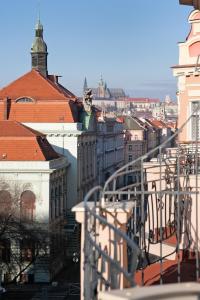 布拉格的住宿－拜耳噴泉住宅公寓，享有带建筑和屋顶的城市美景
