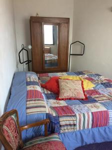 ストレーザにあるCasetta Cinziaのベッド(掛け布団、鏡付)