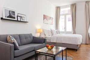 ein Wohnzimmer mit einem Sofa und einem Tisch in der Unterkunft Bear Fountain Residence in Prag