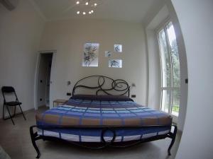 1 dormitorio con 1 cama en una habitación con ventana en A casa di Erica, en Savona
