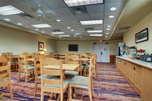 a restaurant with a table and chairs and a counter at The Lodge on Lake Oconee in Eatonton  +14 photos