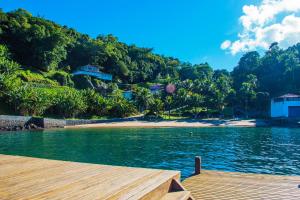 een uitzicht op een strand met een dok en het water bij Pousada Casa da Praia Angra in Angra dos Reis