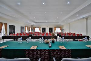 a meeting room with a table and red chairs at The Jayakarta Anyer in Anyer +41 photos