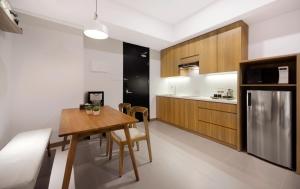 Virtuve vai virtuves zona naktsmītnē Aviary Bintaro