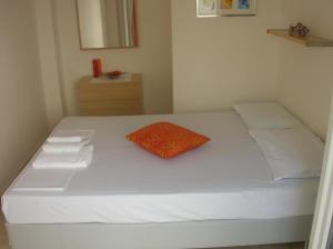 Apartments Eleni 4 Seasons tesisinde bir odada yatak veya yataklar